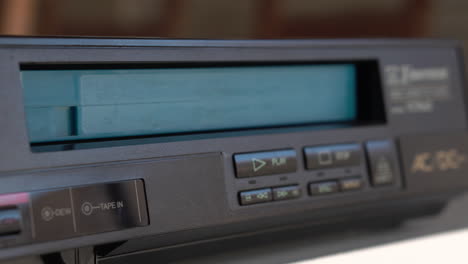Stoppen-Sie-Die-Wiedergabe-Und-Werfen-Sie-Ein-VHS-Videoband-Aus-Einem-Vintage-Player-Aus-Den-1980er-Jahren-Aus-Der-Nähe-Aus