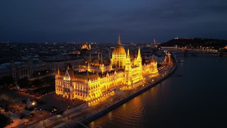 Edificio-Del-Parlamento-De-Budapest-En-Hungría-Iluminado-Por-La-Noche---Antena-4k-Dando-Vueltas