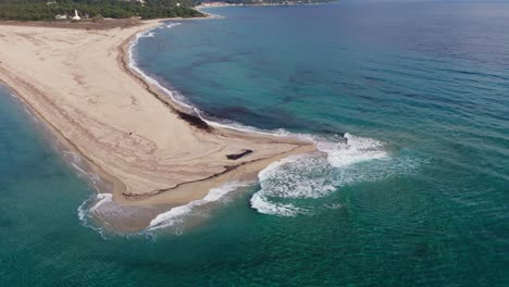 Luftaufnahme-Von-Oben-Auf-Die-Meereswellen,-Die-Auf-Den-Sandstrand-Von-Posidi-Mit-Kristallklarem-Wasser-Und-Sandiger-Küste-In-Griechenland-Treffen