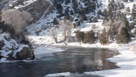 Verschneiter-Gebirgsfluss-Mit-Eisfluss-Und-Nebel