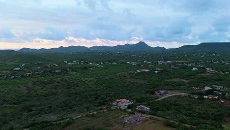 Epische-Aussicht-Auf-Die-Christoffelberg-Wanderhügel-In-Curaçao-Mit-Ländlichen-Anwesen-Auf-Dem-Land