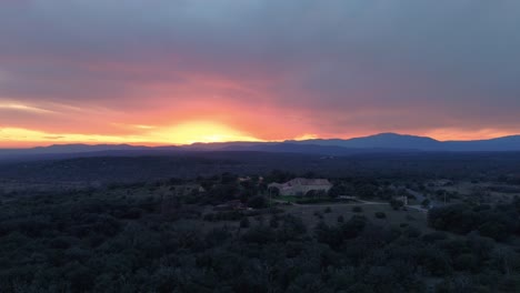 Antena-Sobre-El-Paisaje-Rural-Del-Sur-De-Francia-Con-Una-Lujosa-Mansión-Durante-La-Puesta-De-Sol.