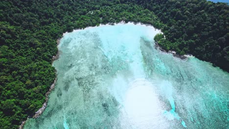 Drone-Aéreo-Inclinado-Hacia-Arriba-Con-Vistas-Panorámicas-A-La-Playa-De-Mai-Ngam-Y-La-Isla-De-Surin,-Tailandia