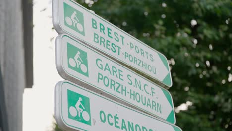 Close-up-view-of-street-and-tourist-signs-in-Brest,-France,-highlighting-local-character