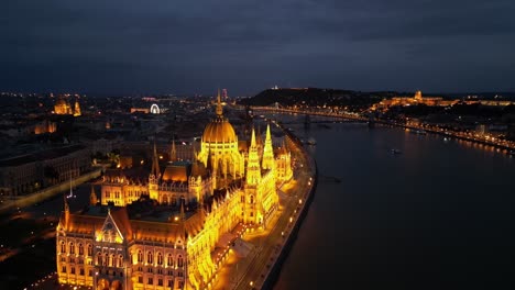 Parlamentsgebäude-In-Budapest-In-Ungarn,-Abends-Beleuchtet---Luftaufnahme-4k