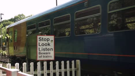 Carro-Delantero-Del-Tren-De-East-Midlands-Pasando-Por-La-Estación-De-Salida-Y-Señal-De-Advertencia