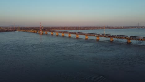 Luftaufnahme-Der-Victoria-Bridge-Mit-Einem-Vorbeifahrenden-Zug-über-Dem-Wasser