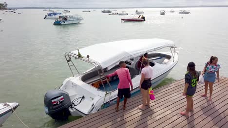 Gente-A-Bordo-De-Un-Barco-A-Motor-En-El-Puerto-De-Bahía,-Brasil