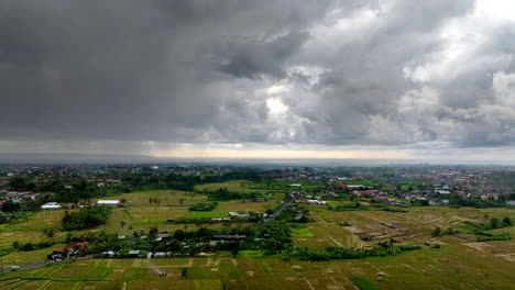 Verkehr-Durch-Bali-Landschaft-Mit-Reisfeldern,-Gewitterwolken