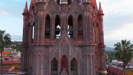 Wunderschöne-Historische-Kirche-Der-Pfarrei-San-Miguel-Arcángel-In-Mexiko