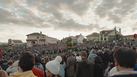 Riesige-Menschenmenge-Beim-Karneval,-Die-Darauf-Wartet,-Das-Verbrennen-Von-Mascarado-In-Podence,-Portugal-Zu-Sehen