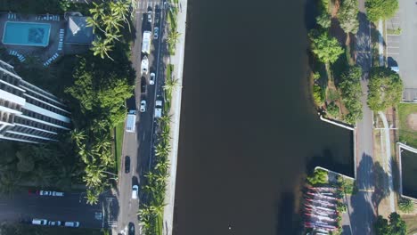 Ala-Wai-Waterway-In-Honolulu,-Luftaufnahme-Von-Oben,-Schwenk-Nach-Oben-Zeigt-Stadtbild