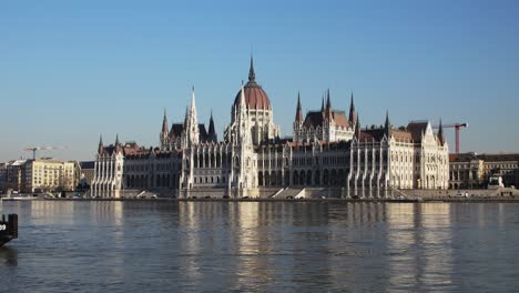 Vista-Del-Centro-De-La-Ciudad-De-Budapest-Con-El-Edificio-Del-Parlamento-Y-El-Río-Danubio-En-Un-Día-Soleado,-Arquitectura-Gótica,-Plano-Panorámico-Medio-Distante