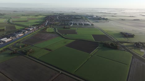 Vista-Aérea-De-Tierras-De-Cultivo-Y-Campos-Durante-Una-Mañana-Brumosa,-Workum,-Países-Bajos