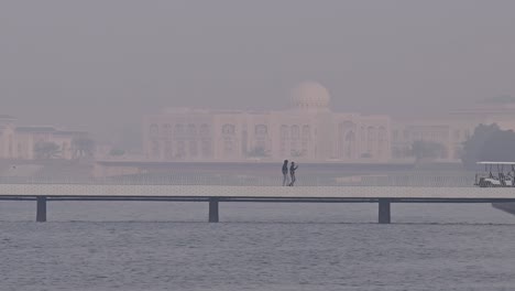 El-24-De-Febrero-De-2024,-Los-Residentes-Dan-Un-Paseo-En-Una-Brumosa-Mañana-De-Invierno-A-Lo-Largo-De-La-Costa-De-Sharjah,-En-Los-Emiratos-Árabes-Unidos.