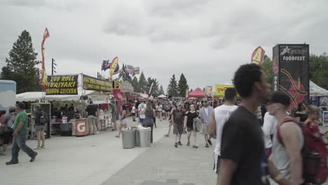 Hoopfest-2018---Food-Court-Beim-Hoopfest-Mit-Vorbeilaufender-Menschenmenge