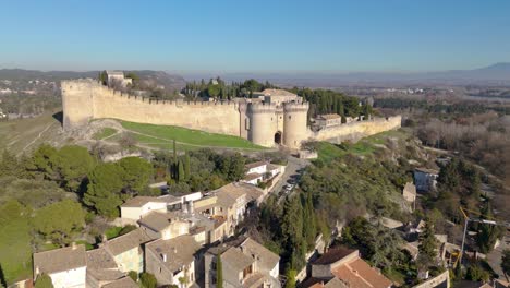 Vista-Aérea-Panorámica-De-La-Fortaleza-De-Saint-André-En-Aviñón,-Francia.