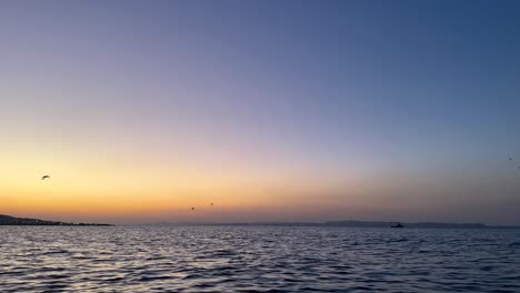 Vögel-Fliegen-über-Die-Wasseroberfläche-In-Geringer-Höhe-Im-Meer-Sonnenuntergang-Sommerzeit-Bootsfahrt-Hochgeschwindigkeitsjacht-Im-Meer-Ozean-Küstenabenteuer-Meer-Wassersport-Urlaub-Reisen-Um-Den-Iran-Zu-Genießen