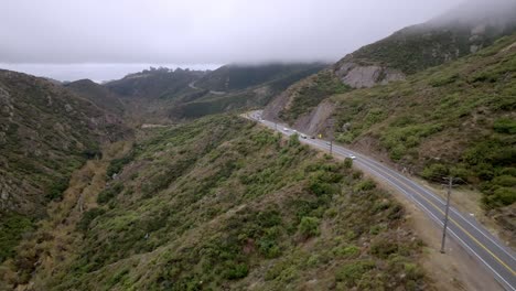 Montañas-De-Santa-Mónica-En-Malibu,-California,-Con-Tráfico-Circulando-Por-La-Carretera-Y-Video-De-Drones-Avanzando