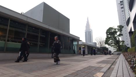 Menschen,-Die-Abends-In-Shinjuku,-Tokio-Spazieren-Gehen