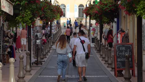 Im-Jahr-2020-Spazieren-Die-Menschen-Auf-Der-Wunderschönen-Einkaufsstraße-In-Der-Altstadt-Von-Antibes