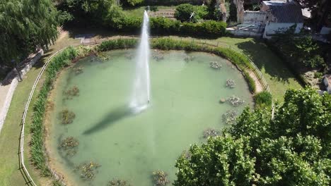 Imagen-Aérea-De-Una-Fuente-Natural-En-Andalucía.