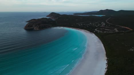 Luftaufnahme-Von-Lucky-Bay-Im-Cape-Legrand-Nationalpark-Bei-Sonnenaufgang-Mit-Sanftem-Licht-Und-Türkisfarbenem-Wasser,-Westaustralien