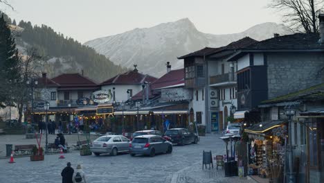 Metsovo-Plaza-Principal-Calle-Adoquinada-Cubierta-De-Nieve-Pico-De-Montaña-Fondo-Grecia-Invierno