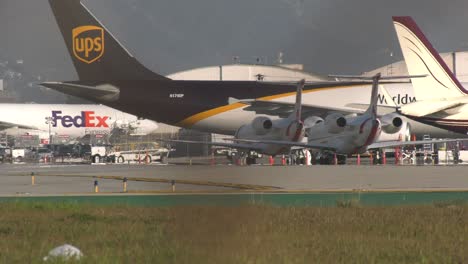 Frachtflugzeuge-Parken-Auf-Dem-Flughafenvorfeld