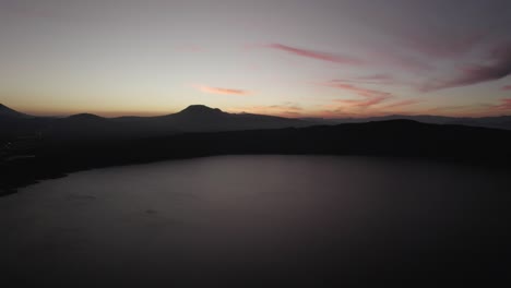 Espejo-Del-Cosmos:-La-Laguna-De-Alchichica-Refleja-Un-Cielo-Estrellado-En-La-Hora-Mágica-Del-Crepúsculo