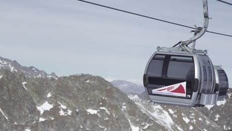 Ski-Lift-Gondel-Arriving-at-Top-of-the-Mountain,-Solden-Austria