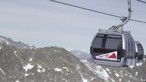 Skilift-Gondel-Erreicht-Den-Gipfel-Des-Berges,-Sölden,-Österreich