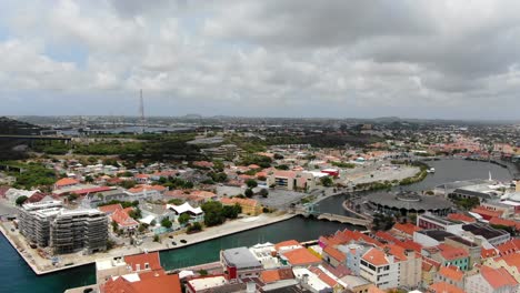 Panorama-Luftaufnahme-Der-Ikonischen-Orangefarbenen-Dächer-Von-Willemstad-Unter-Bewölktem-Himmel