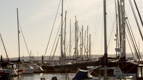 Silhouettenaufnahmen-Von-Segelbooten,-Die-In-Der-Marina-Von-Lymington-Vor-Anker-Liegen