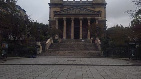 Langsame-Neigung-Von-Der-Straße-Zur-Kirche-Saint-Vincent-de-Paul-In-Paris,-Frankreich