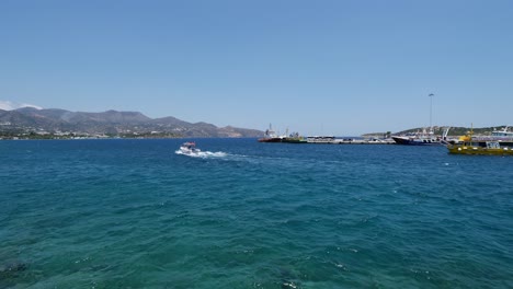 Yate-De-Lujo-Saliendo-Del-Puerto-De-Agios-Nikolaos-En-Creta.