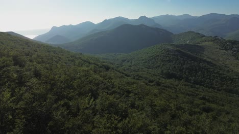 Drohnenaufnahmen:-Sonniger-Tag-Im-Kroatischen-Velebit:-Berge-Und-Grüne-Wälder-Mit-Herrlicher-Aussicht