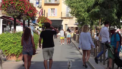 Menschen-Und-Hunde-Laufen-2020-In-Der-Sonnigen-Altstadt-Von-Antibes-Herum