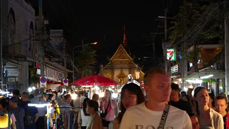 Berühmter-Nachtmarkt-In-Chiang-Mai,-Thailand-Mit-Tempel-Im-Hintergrund