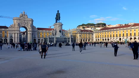 Praça-Do-Comércio-Mit-Besuchern,-Die-Den-Sonnigen-Tag-Nutzen,-Um-Die-Architektur-Und-Denkmäler-Der-Innenstadt-Von-Lissabon-Zu-Besichtigen