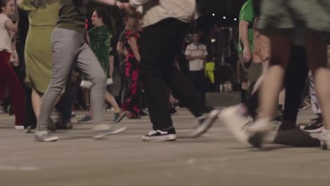 Gente-Bailando-En-Publico-Por-La-Noche
