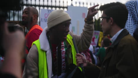 Un-Hombre-Negro-Hablando-Con-Un-Periodista-En-Una-Protesta-Pro-Palestina-Frente-A-La-Casa-Blanca.