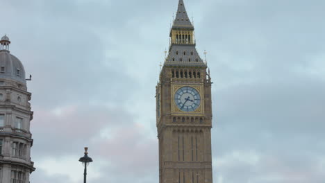 Famoso-Monumento-De-La-Torre-Del-Reloj-Big-Ben-Y-Linterna-Encendida-Contra-El-Cielo-Nublado