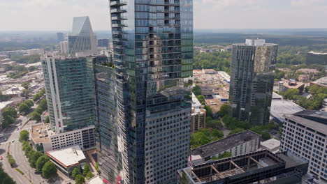 Ondeando-La-Bandera-Americana-En-La-Cima-De-La-Torre-En-El-Distrito-Financiero-Con-Rascacielos-Reflejados