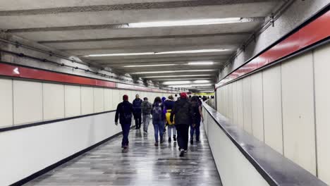 Viajeros-Paseando-Por-El-Bullicioso-Corredor-De-Transferencia-Del-Sistema-De-Metro-De-La-Ciudad-De-México.