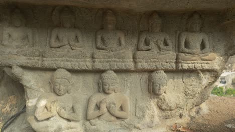 Esculturas-Rupestres-De-Monjes-Budistas-En-Las-Cuevas-De-Ajanta,-Maharashtra,-India
