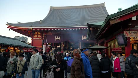 Hermoso-Ambiente-En-El-Santuario-Senso-ji-En-Tokio,-Japón,-Con-Humo-De-Incienso.