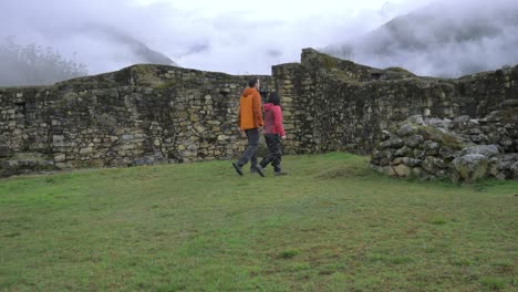 Couple-walking-over-the-last-fortress-of-the-inca-empire,-vitcos,-house-of-the-last-inca,-tupac-amaru