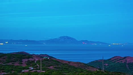 Zeitraffer-Der-Blauen-Stunde-Am-Morgen-über-Der-Bucht-Von-San-Francisco-Mit-Segelnden-Booten