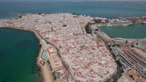 Luftaufnahmen-Seitlicher-Panoramablick-Auf-Die-Stadt-Cadiz-Und-Ihren-Seehafen-Mit-Der-Antiken-Stadt